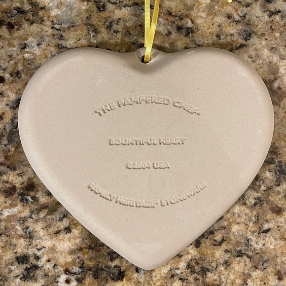 The Pampered Chef Family Heritage Stoneware Collection Bountiful Heart 2004 USA - Picture 3 of 6